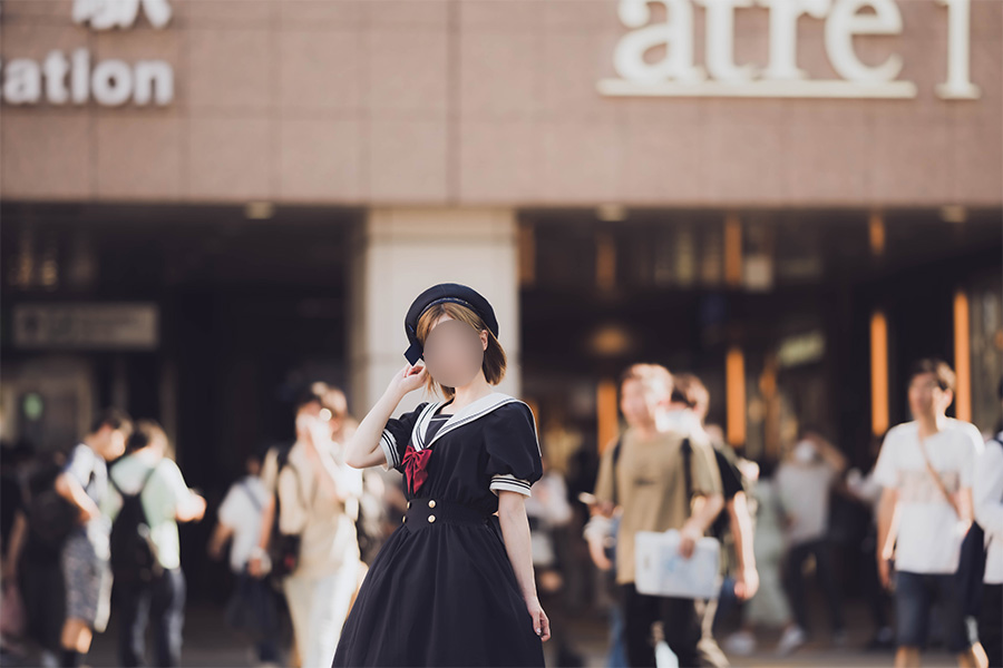 秋原を歩くセーラーロリータ服の美少女
