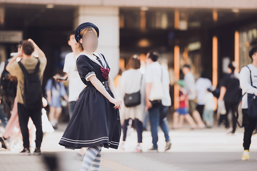 秋原を歩くセーラーロリータ服の美少女