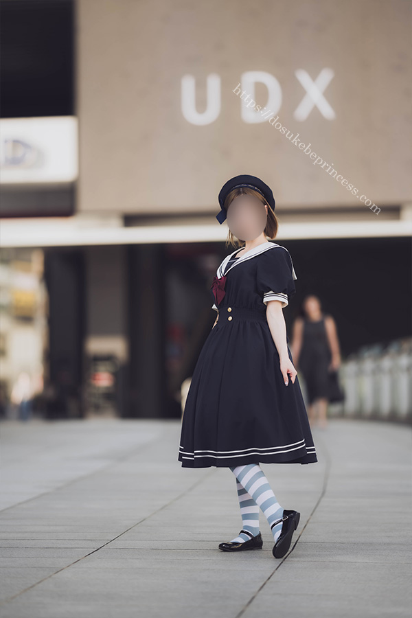 秋原を歩くセーラーロリータ服の美少女