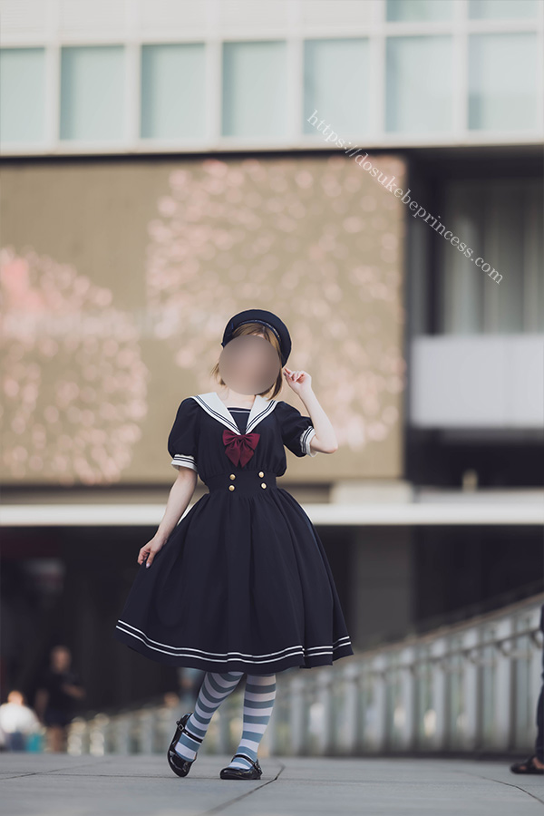 秋原を歩くセーラーロリータ服の美少女