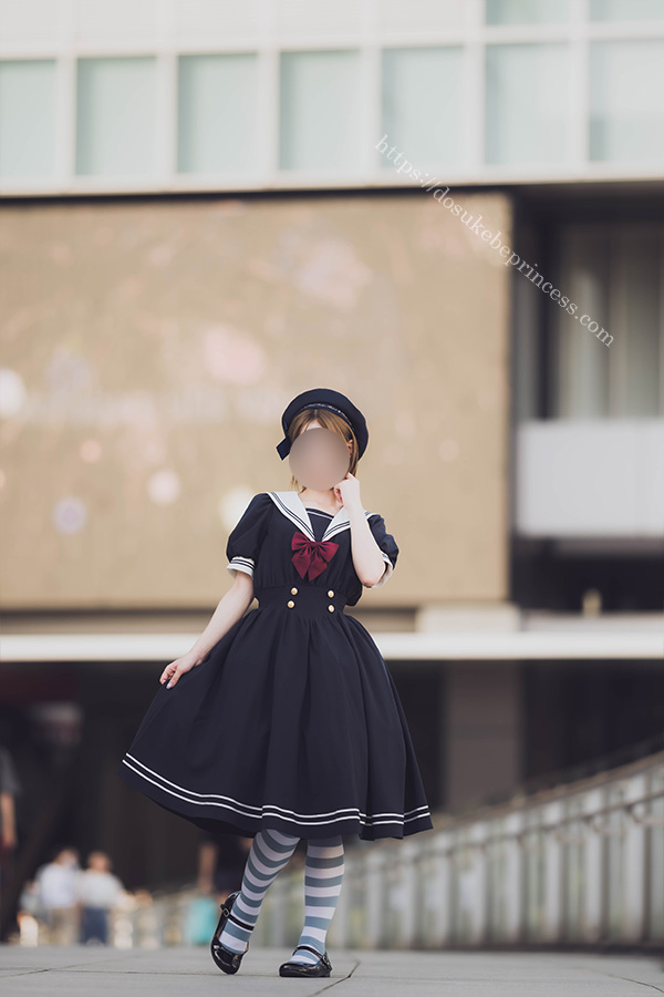 秋原を歩くセーラーロリータ服の美少女