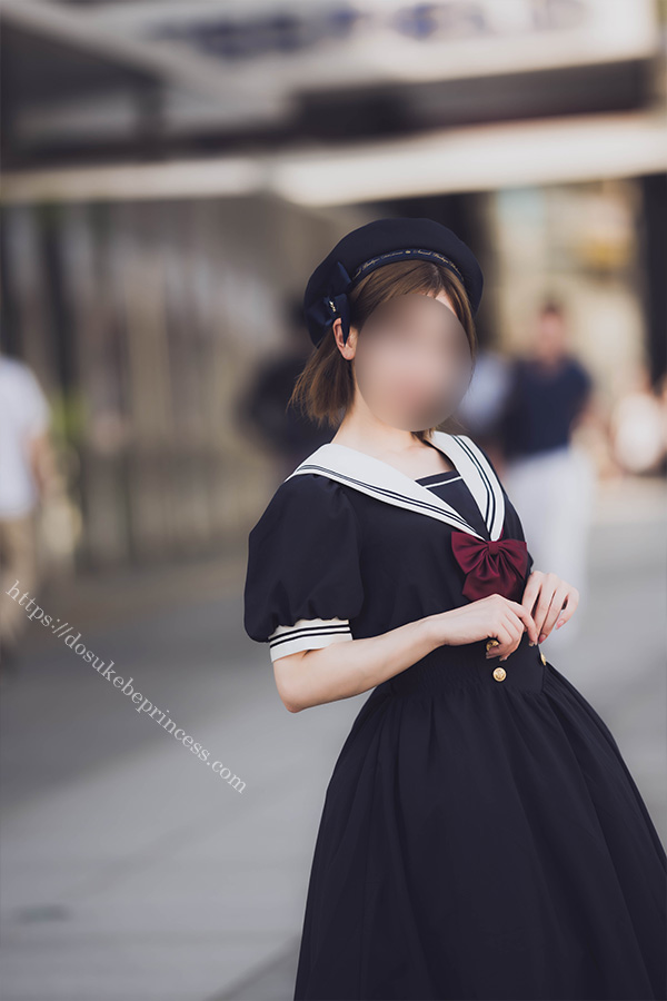 秋原を歩くセーラーロリータ服の美少女