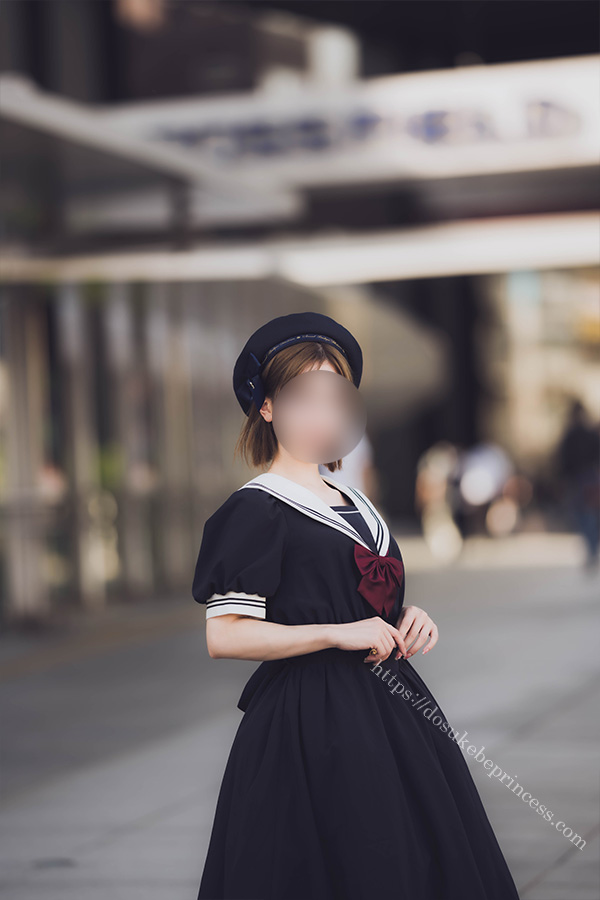 秋原を歩くセーラーロリータ服の美少女