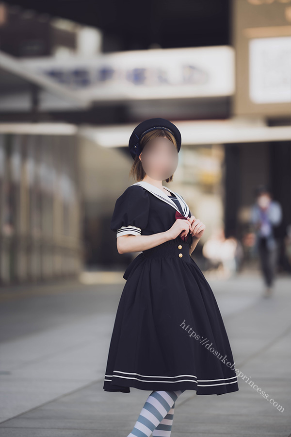 秋原を歩くセーラーロリータ服の美少女