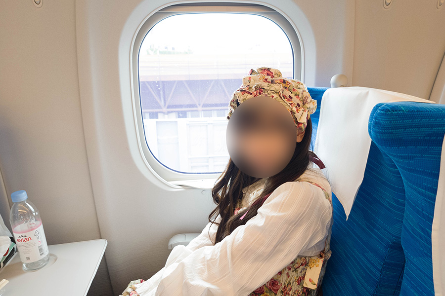 新幹線で新神戸に向かうロリータ服の女の子