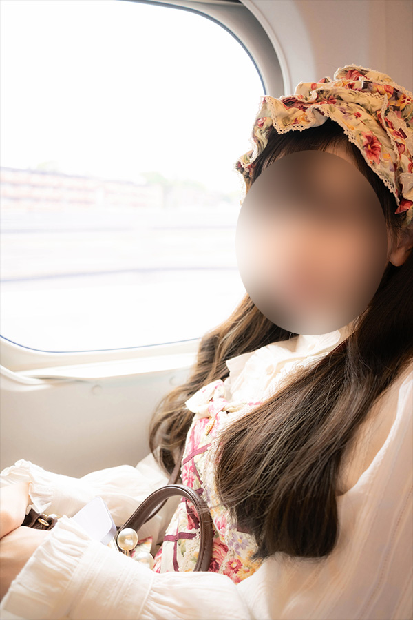 新幹線で新神戸に向かうロリータ服の女の子