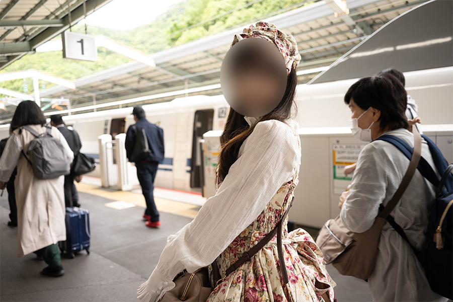 新幹線で新神戸に向かうロリータ服の女の子