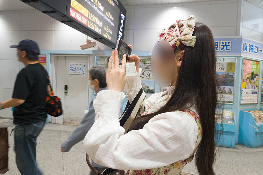 新神戸駅に到着して写真を撮るロリータ服の女の子