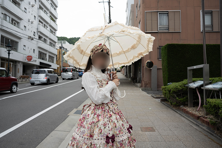 神戸北野を散策するロリータ服の女の子