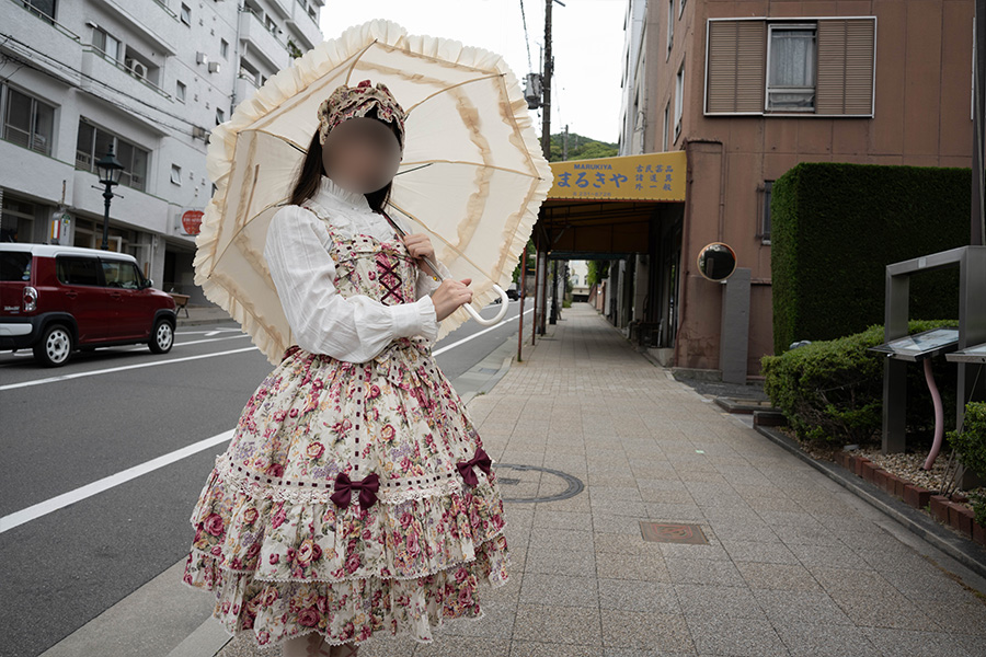 神戸北野を散策するロリータ服の女の子