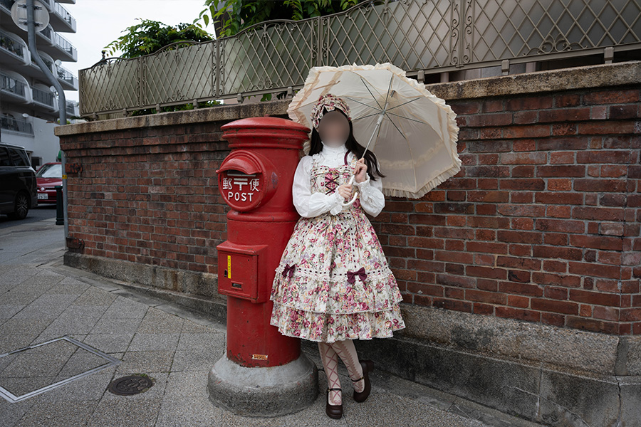 神戸北野を散策するロリータ服の女の子