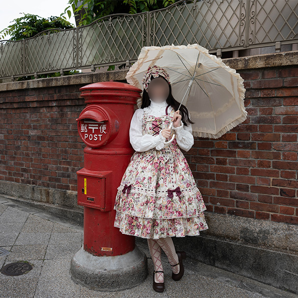 神戸北野を散策するロリータ服の女の子
