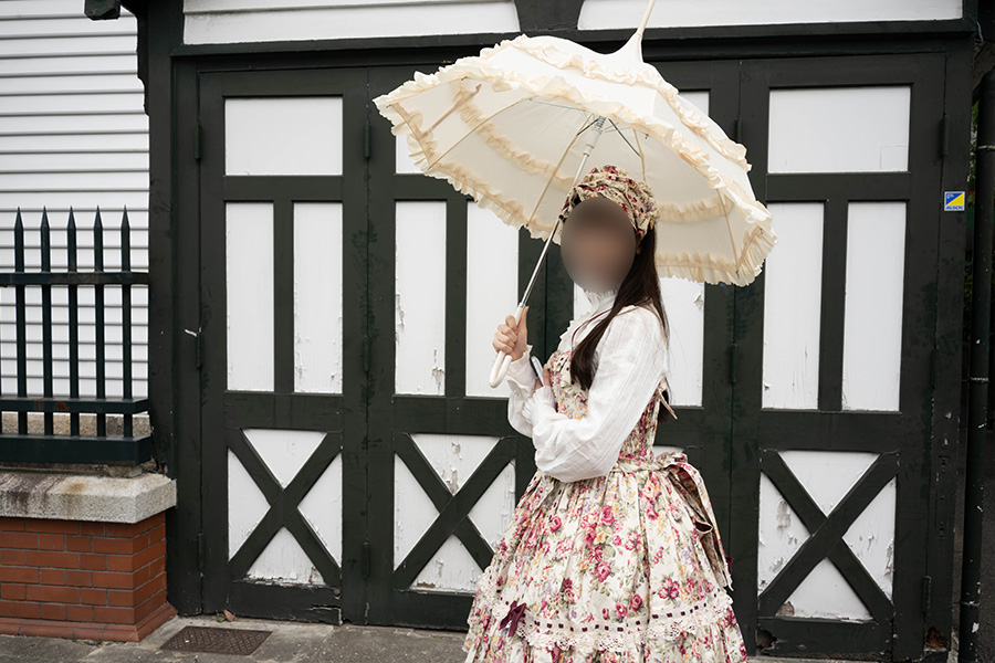 神戸北野を散策するロリータ服の女の子