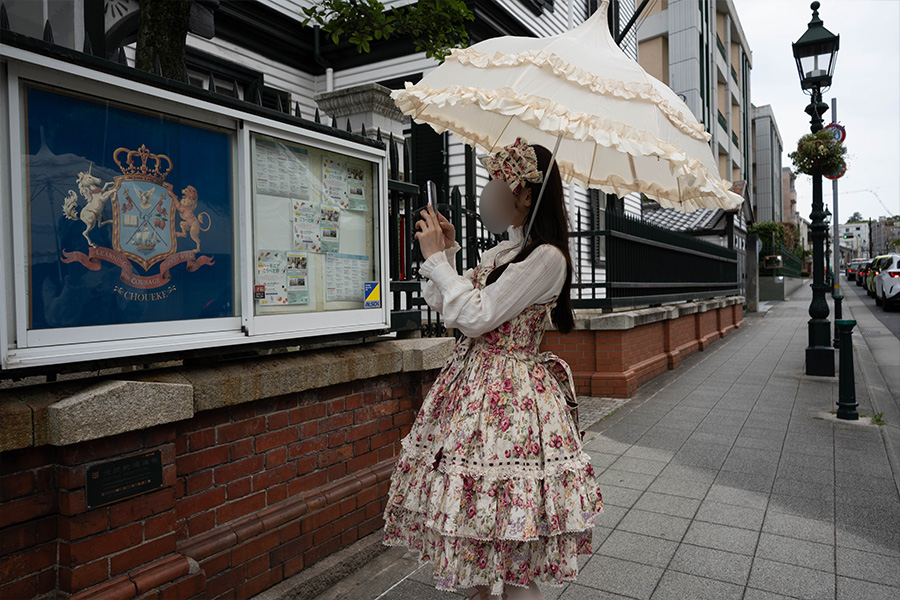 神戸北野を散策するロリータ服の女の子