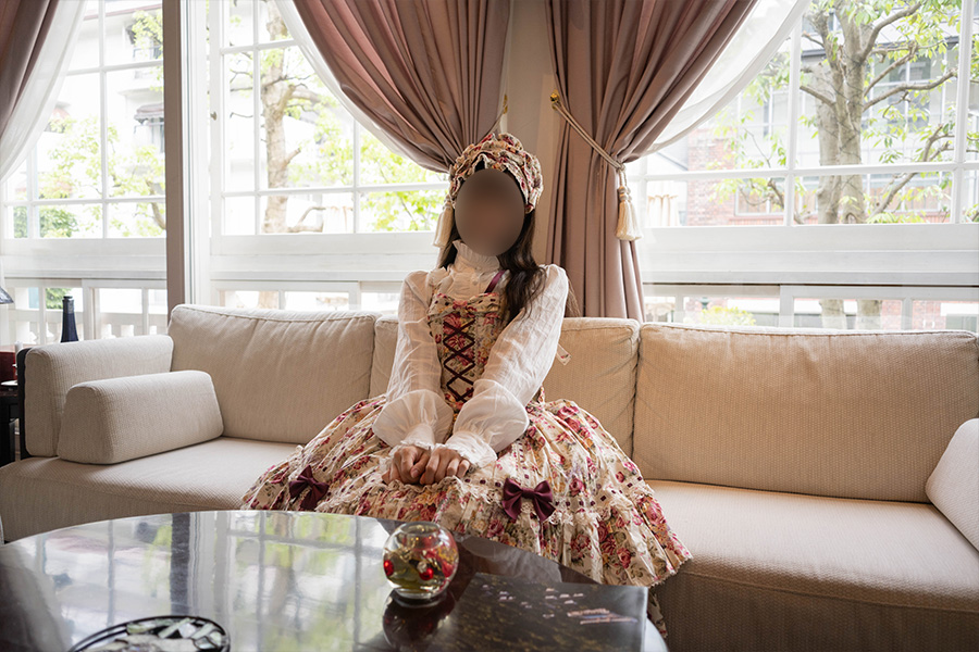神戸北野のレストラン メゾン ド ガルシアニの店内でソファに座るロリータ服の女の子