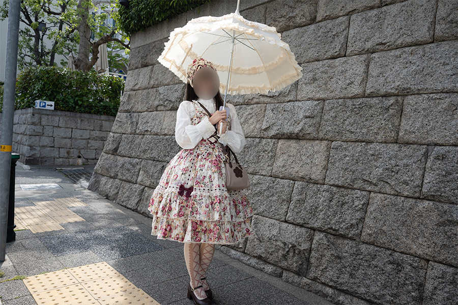 神戸北野異人館街を散歩するロリータ服の女の子