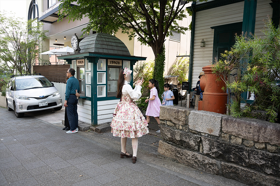 スターバックス神戸北野異人館街とロリータ服の女の子