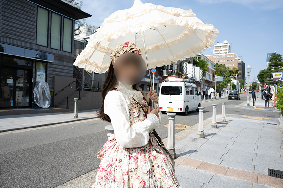 神戸北野異人館街を散歩するロリータ服の女の子