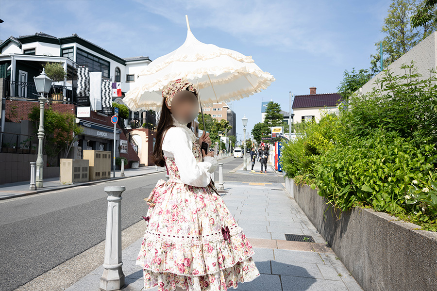 神戸北野異人館街を散歩するロリータ服の女の子