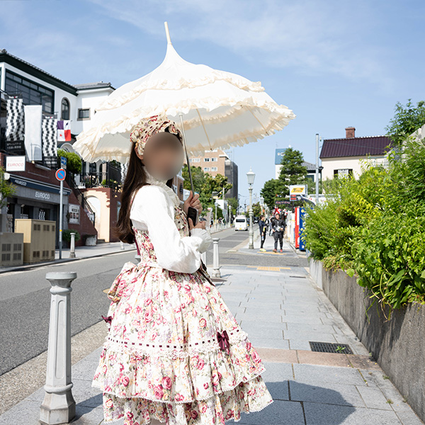 神戸北野異人館街を散歩するロリータ服の女の子