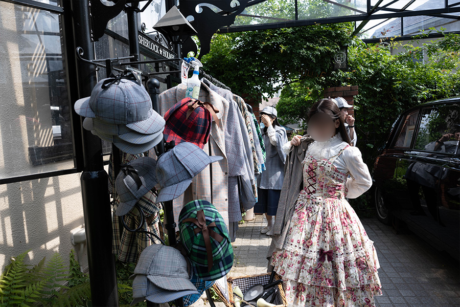 神戸北野異人館（英国館）でシャーロックホームズのコスプレをするロリータ服の女の子