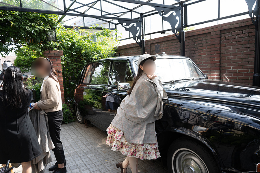 神戸北野異人館（英国館）でシャーロックホームズのコスプレをするロリータ服の女の子