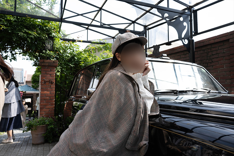 神戸北野異人館（英国館）でシャーロックホームズのコスプレをするロリータ服の女の子