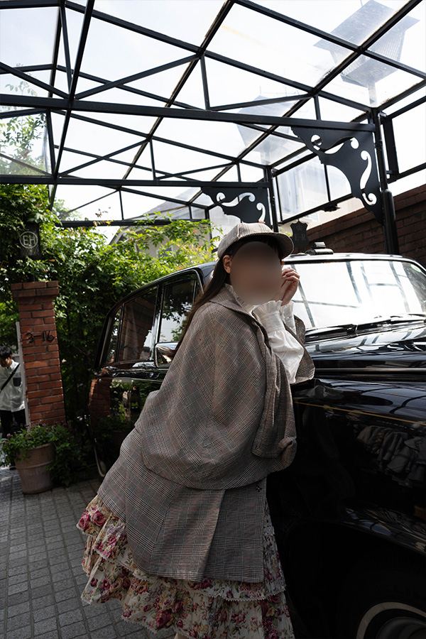 神戸北野異人館（英国館）でシャーロックホームズのコスプレをするロリータ服の女の子