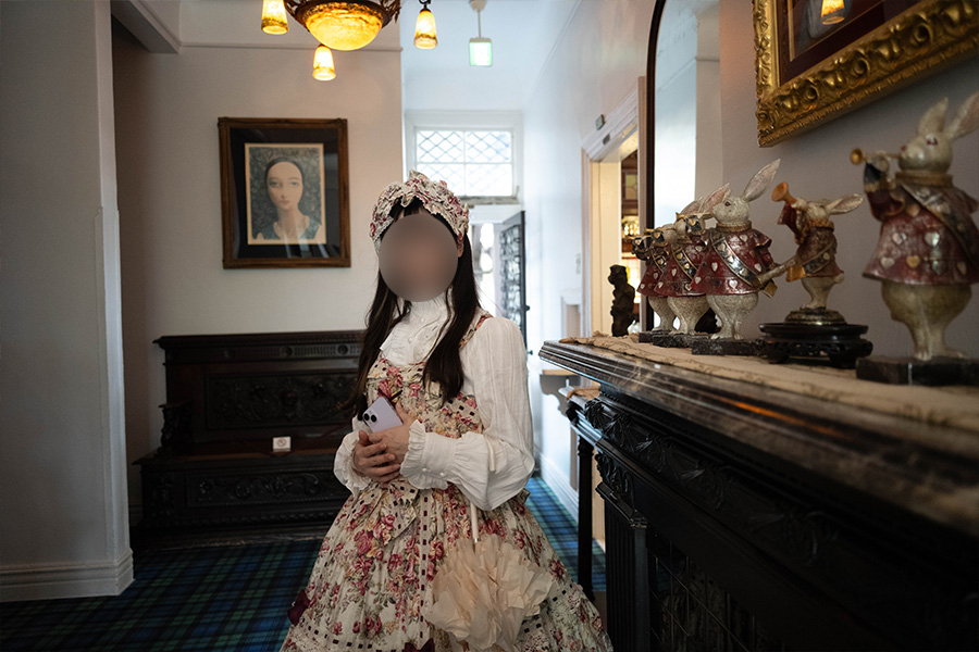 神戸北野異人館を見学するロリータ服の女の子