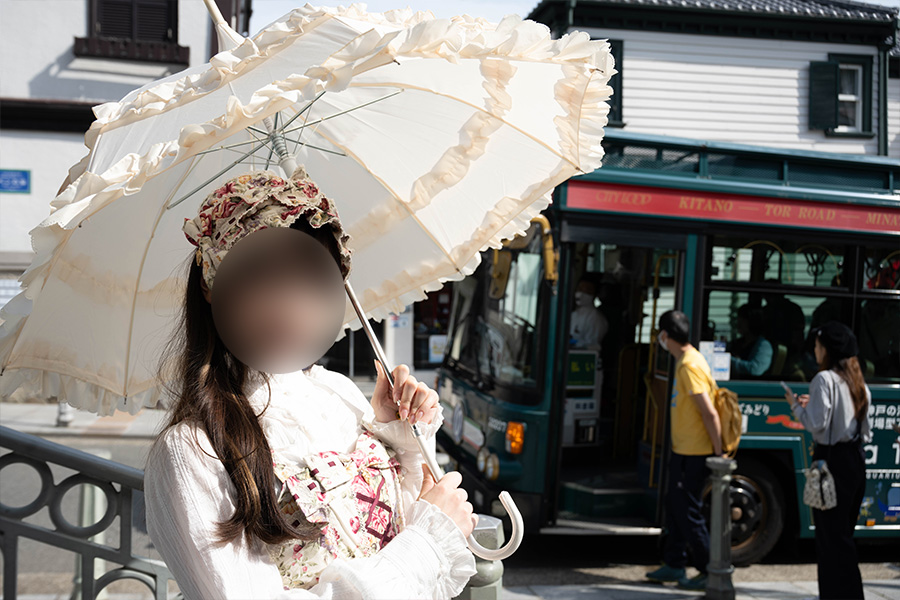 神戸北野異人館街を散歩するロリータ服の女の子