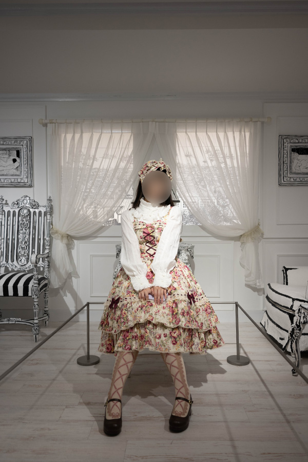 神戸北野異人館を見学するロリータ服の女の子