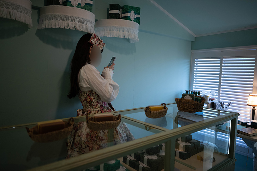 神戸北野異人館を見学するロリータ服の女の子