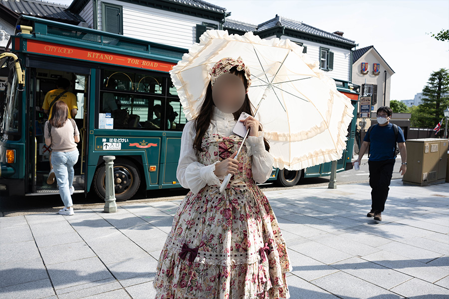 神戸北野異人館街を散歩するロリータ服の女の子