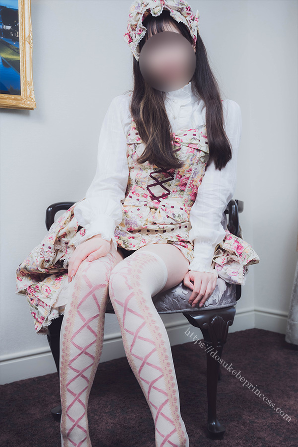 スカートをまくってパンティを見せるロリータ服の女の子