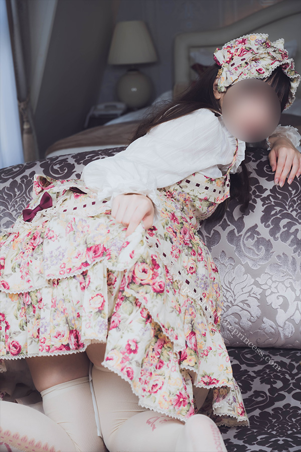 ロリータ服を著てポーズをとる女の子