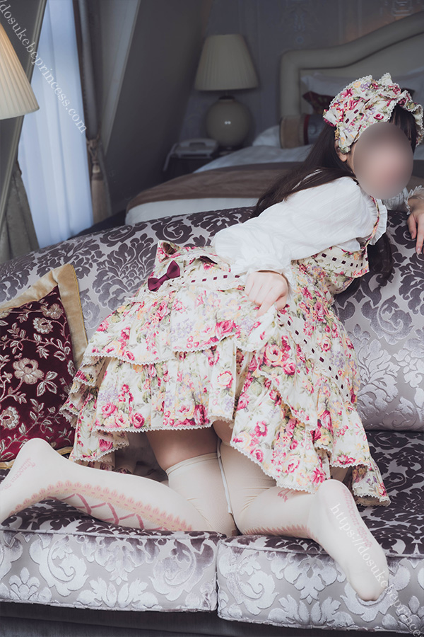 ロリータ服を著てポーズをとる女の子