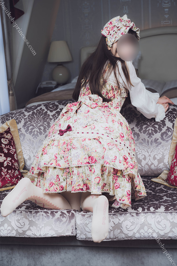 ロリータ服を著てポーズをとる女の子