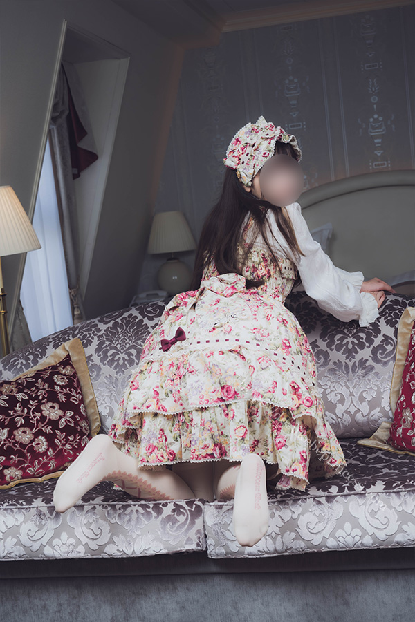 ロリータ服を著てポーズをとる女の子