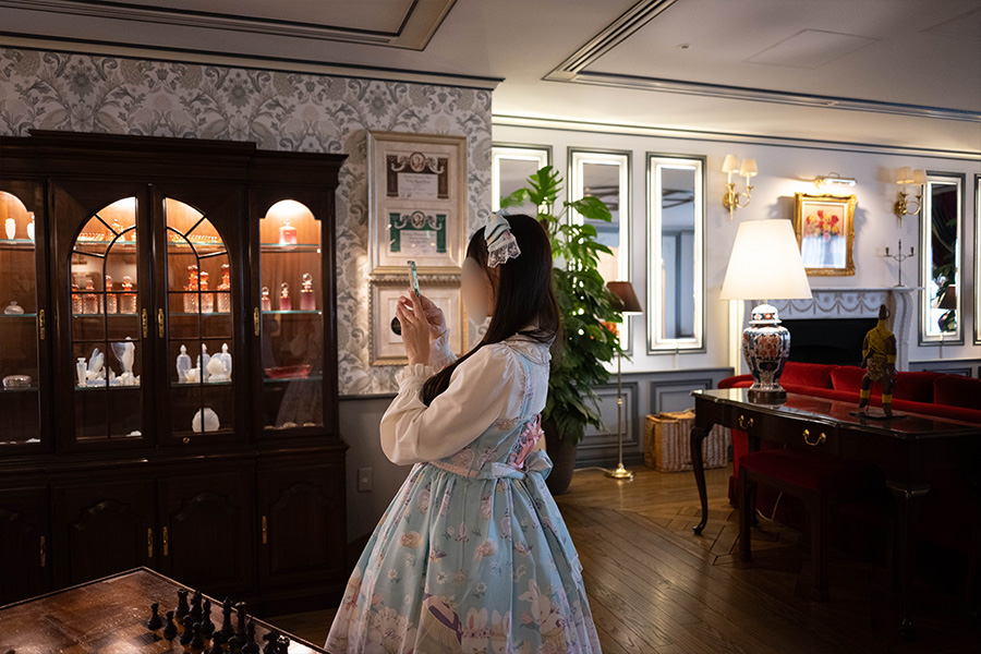 神戸北野ホテルのロビーとロリィタ服の女の子