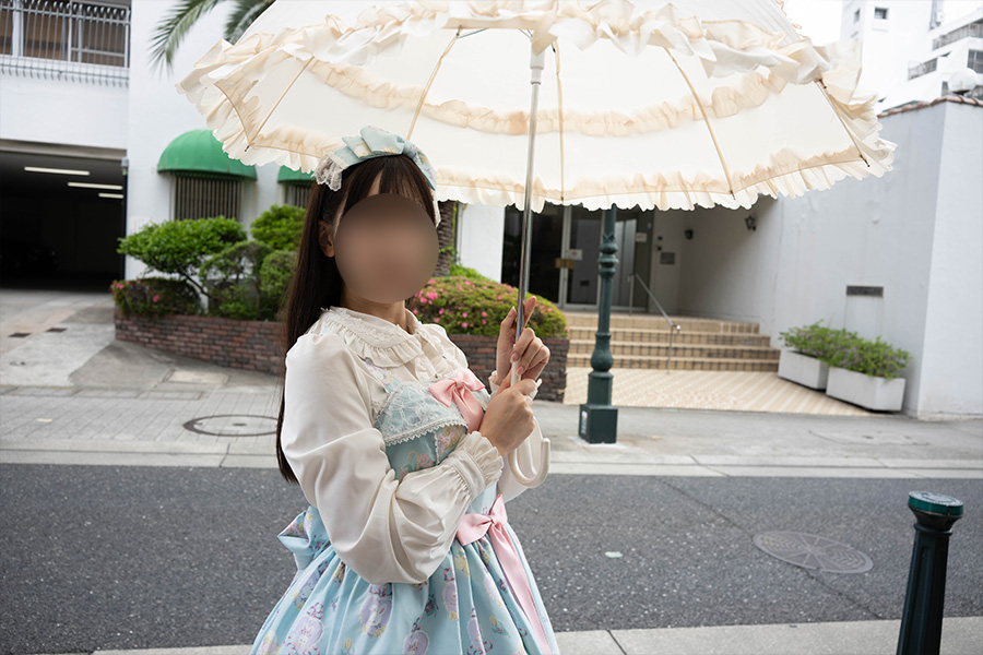 神戸北野異人館街を歩くロリィタ服の女の子