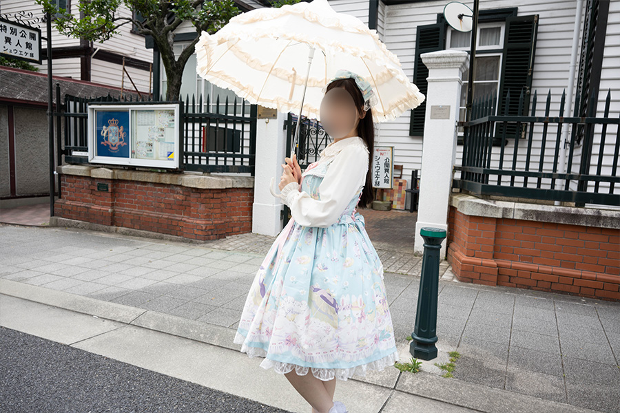 神戸北野異人館街を歩くロリィタ服の女の子