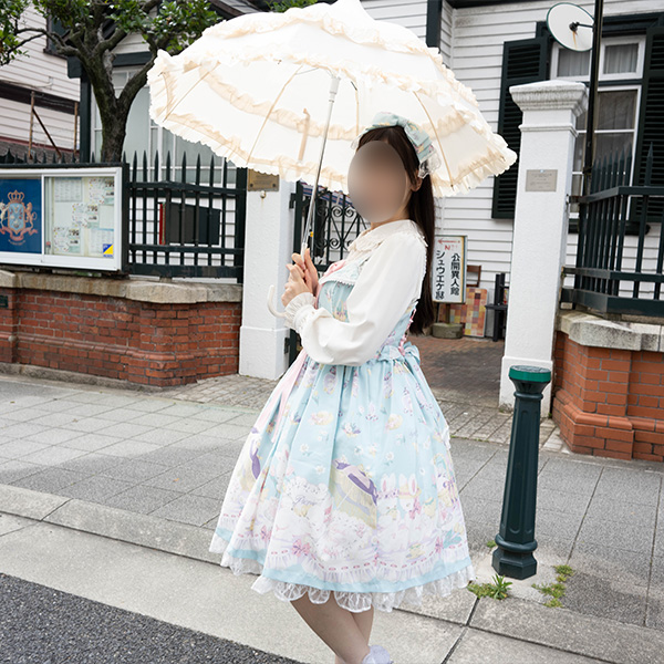 神戸北野異人館街を歩くロリィタ服の女の子