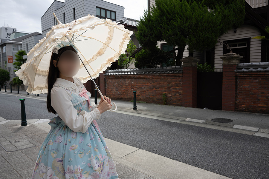 神戸北野異人館街を歩くロリィタ服の女の子