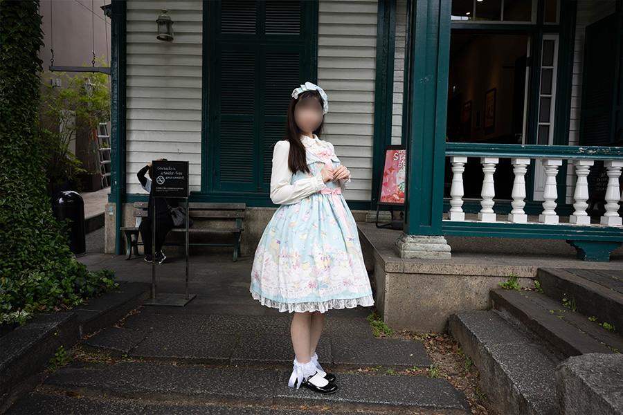 神戸北野異人館街のスターバックスの前に立つロリィタ服の女の子