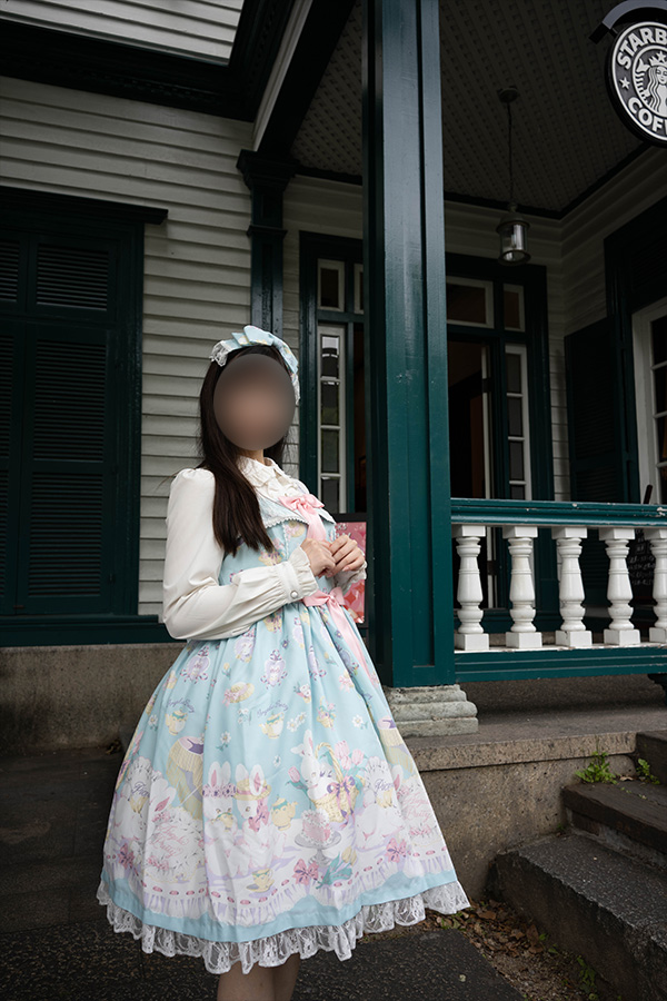 神戸北野異人館街のスターバックスの前に立つロリィタ服の女の子