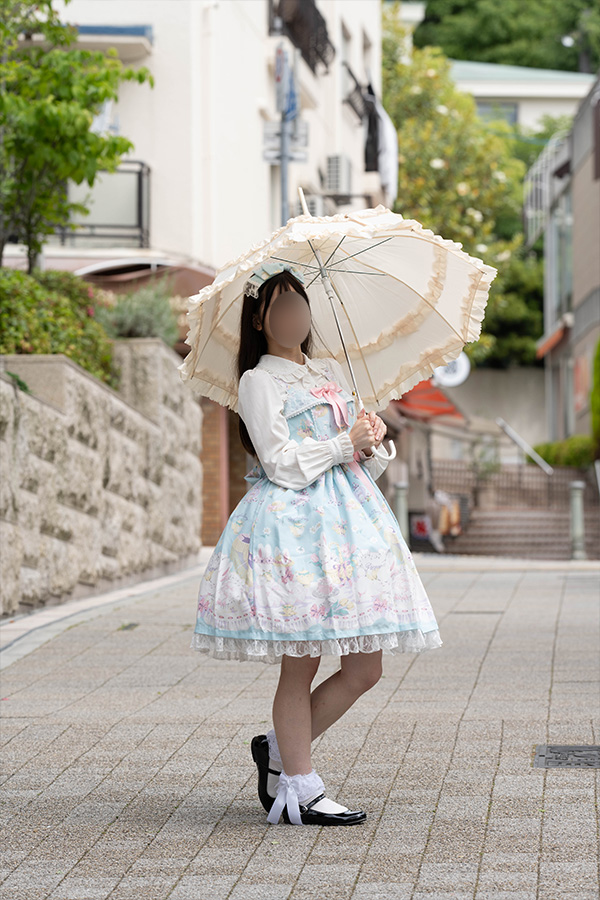 神戸北野異人館街を歩くロリィタ服の女の子