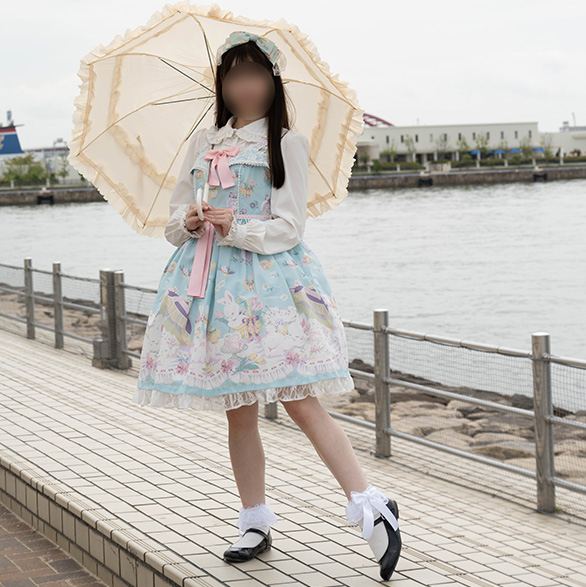 神戸メリケンパークを歩くロリィタ服の女の子