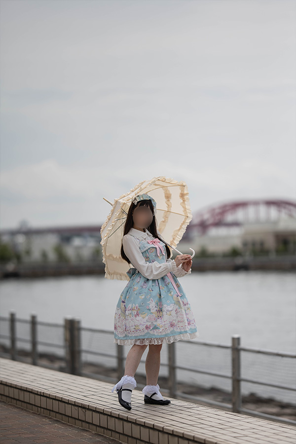 神戸メリケンパークを歩くロリィタ服の女の子