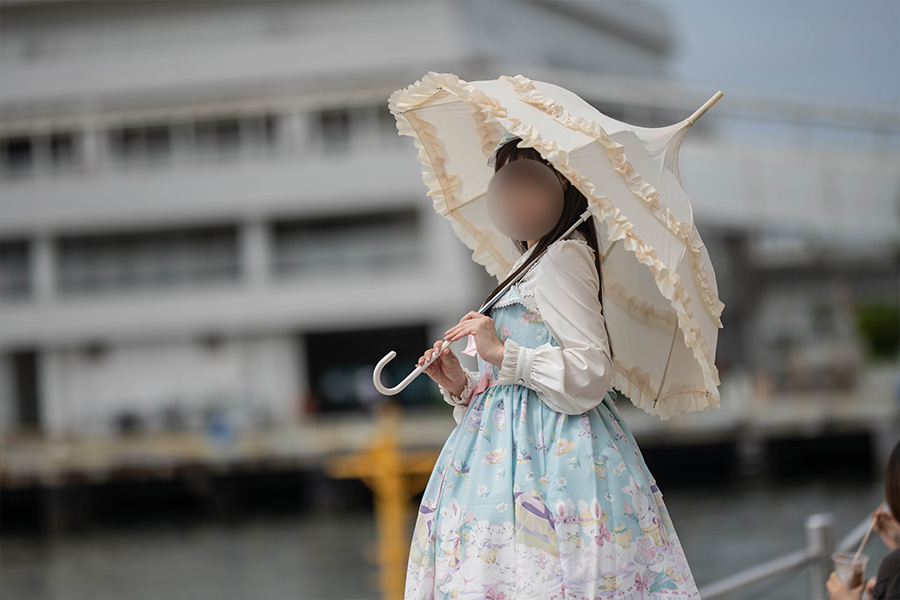 神戸メリケンパークを歩くロリィタ服の女の子