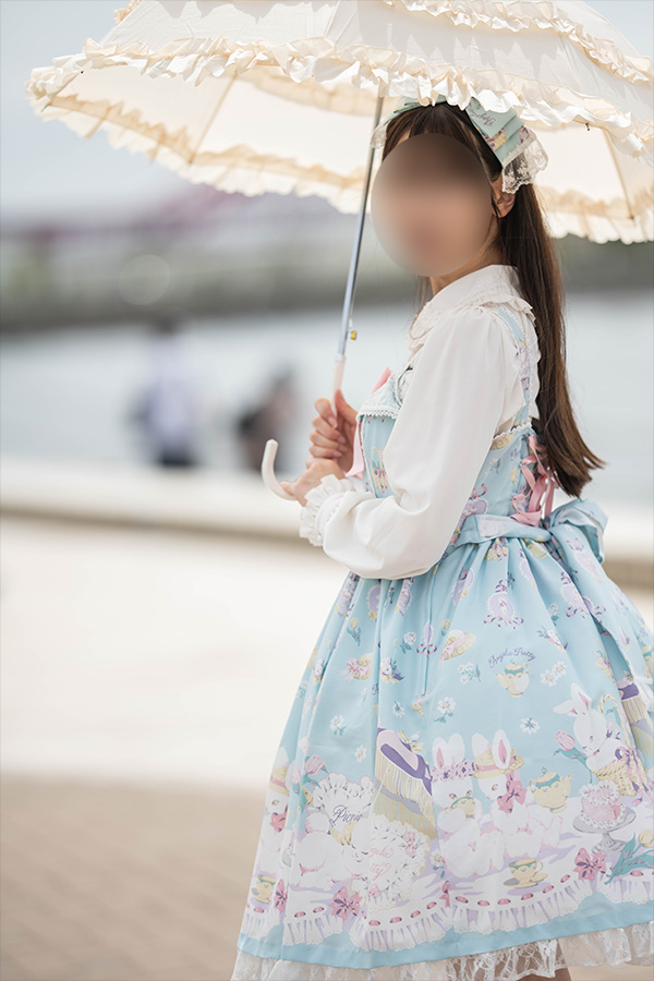 神戸メリケンパークを歩くロリィタ服の女の子